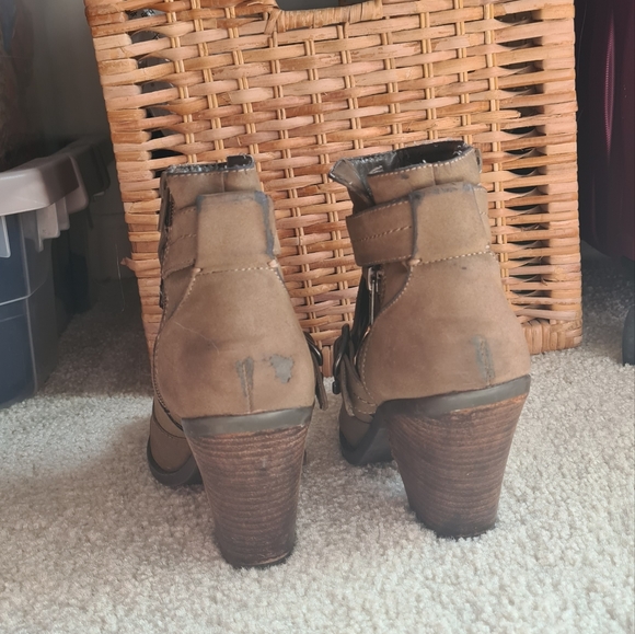 Boots - Picture 2 of 4